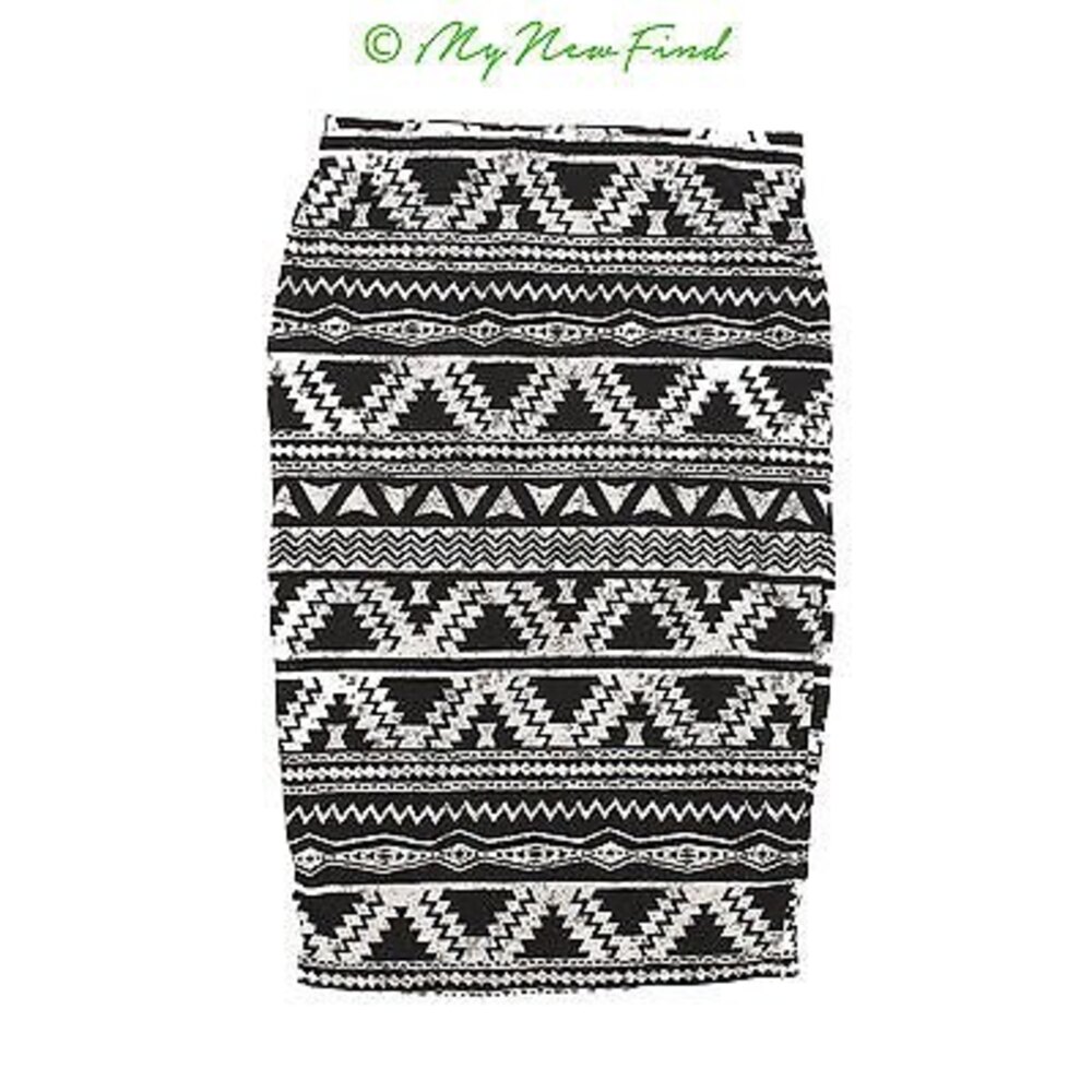 Material Girl Juniors Knee Length Skirt Size M Black White Geo Print NWT B45